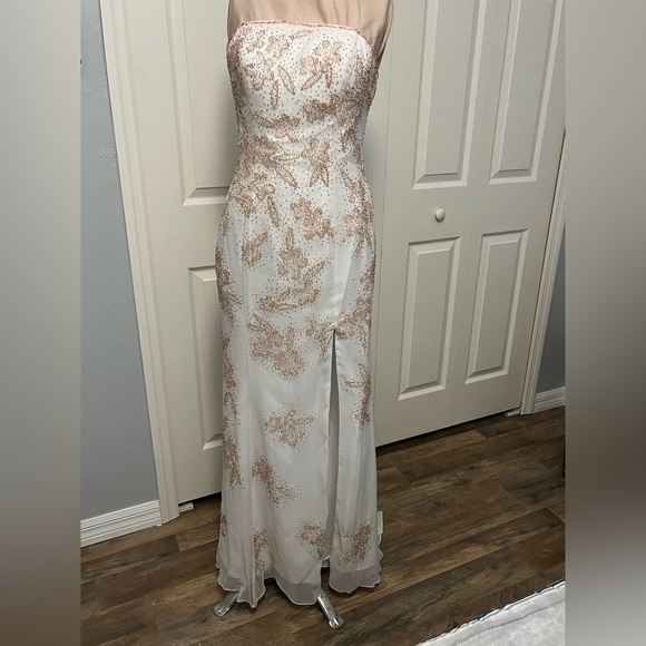 New Hannah S strapless ivory gown with beading size 6 - Picture 1 of 6